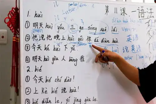 外国人用表情包吐槽汉语难,大学生像极了我学英语,太搞笑