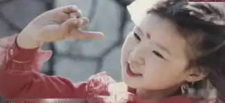 龚琳娜童年演出照表情夸张从小就有唱神曲气质