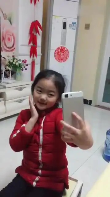 小宝贝拍搞笑段子,这表情真丰富,真是太可爱了