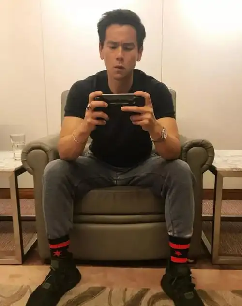 今晚吃鸡吗你们的老公彭于晏已上线