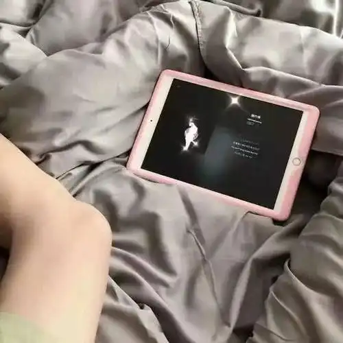 网易云热评高考完后去酒吧当男服务员,包厢的富婆甩出一沓钱
