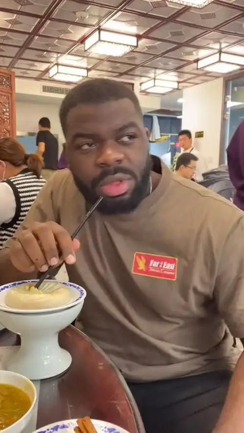 来到中国就要正确的吃灌汤包外国人在中国搞笑美食推荐