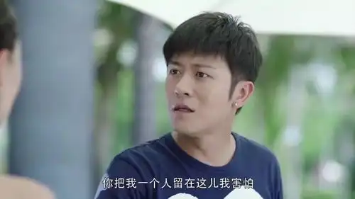 亲密的搭档小偷抢包包,沈安热心相助,飞天一脚擒住他