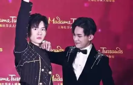 三小只与蜡像合影王俊凯王源表情神同步,千玺低头憋笑超可爱