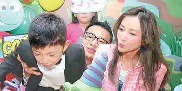 诸葛紫岐搞怪兽派对帮儿子庆生一家人合影超温馨