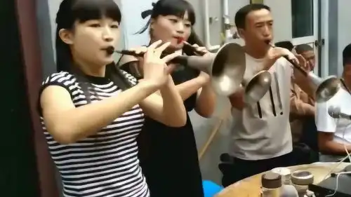 农村双胞胎姐妹合吹唢呐,节奏表情都是一致的,真是神同步