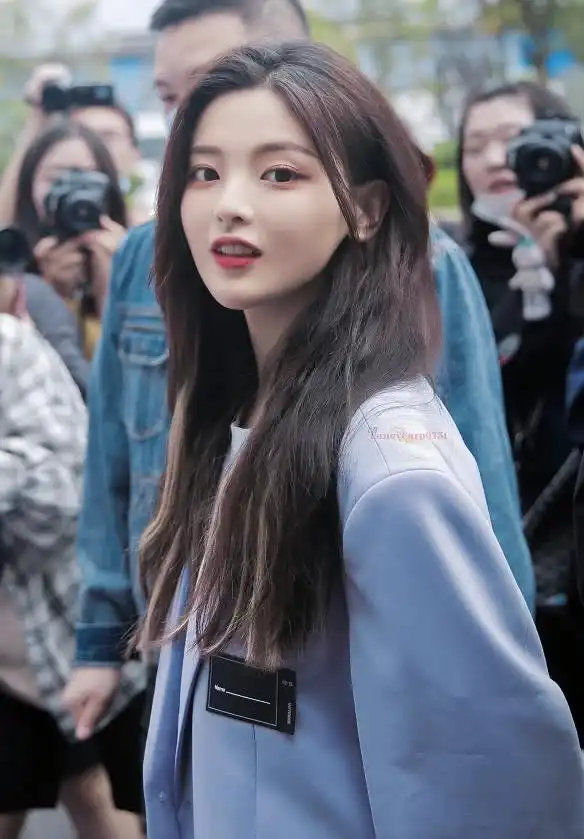 杨超越不愧是火箭少女的颜值担当一身香芋紫造型也太好看了