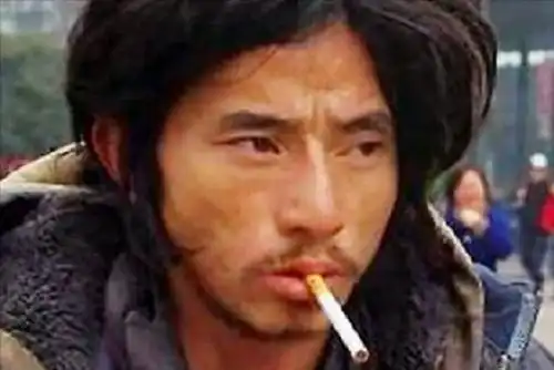 当年火遍全网,野性懒散的犀利哥,10年过去,现在怎样了