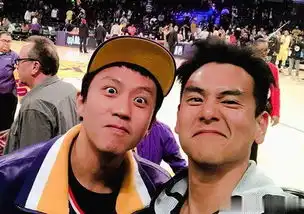 邓超彭于晏看比赛,发际线高到天际,网友吴彦祖接班人