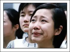 这么多人在哭..涵义却不同..新闻记事图片.