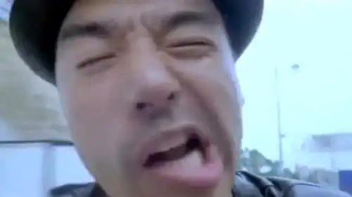 有这神力不去搬砖真是可惜了,小伙一拳打得对手表情瞬息万变