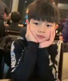 沙溢晒小鱼儿搞怪视频,表情丰富搞笑,与哥哥安吉性格全然不同