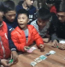 搞笑gif把我们的小宝贝给憋屈坏了,刚开始都没敢哭出来