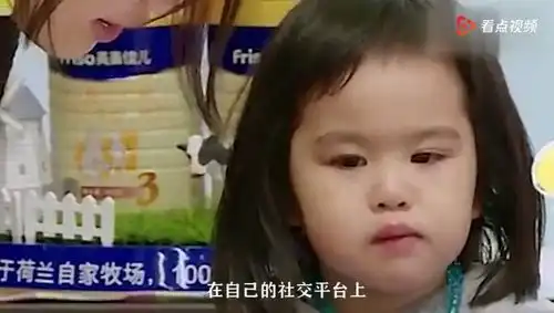 包文婧携女儿拍摄大片,饺子搞怪本性不改,表情比妈妈还抢镜