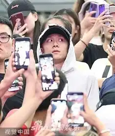 组图张一山遭粉丝围堵满脸无奈帽衫遮面生无可恋变表情包