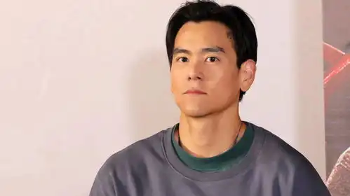 彭于晏真没偶像包袱秀倒立接后滚翻裤子别出心裁设计引网友热议