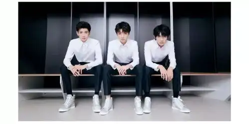tfboys营业了王源易烊千玺让王俊凯注意身体,王俊凯回复时,给俩人都配了奥特曼的表情