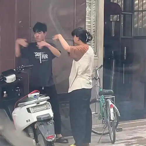 广东一对聋哑情侣吵架,现场堪比火影对战,男的吵输成表情包了