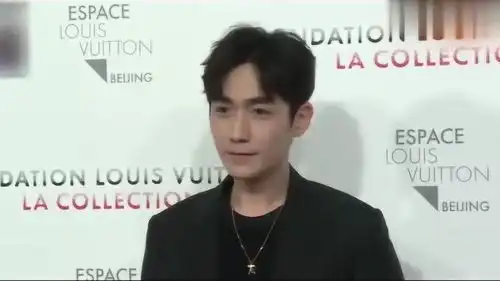 朱一龙被媒体疯狂喊话乖巧龙哥积极配合表情动作莫名好笑