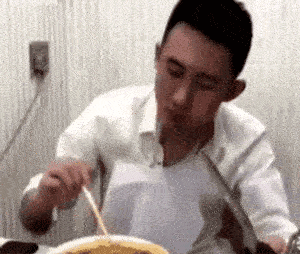 搞笑gif段子为了引起这个妹子的注意你也是够拼的