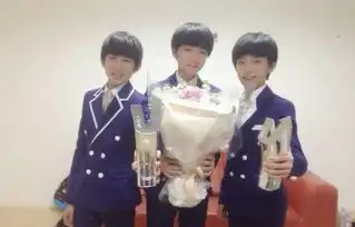 tfboys合体送中秋祝福,王源易烊千玺的刘海怎么回事