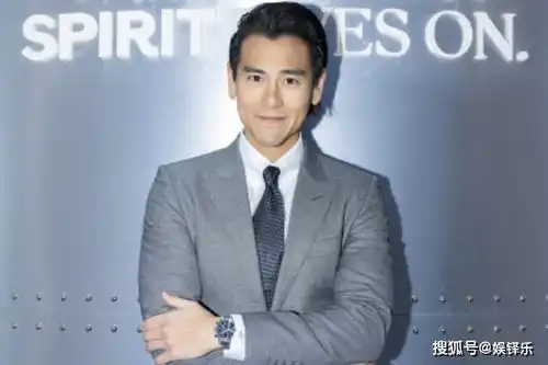 彭于晏来长沙参加活动,饱满肌肉呼之欲出,西装出镜太帅就是不够抗冻