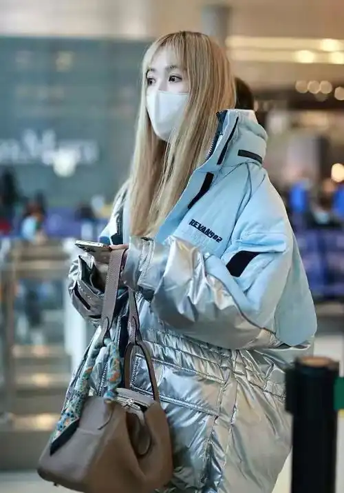 富婆马蓉现身,秀钻戒疑有新恋情网红脸一头金发太抢眼
