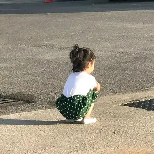 这个6岁姑娘萌坏了,没上过综艺却用表情包火爆了全球