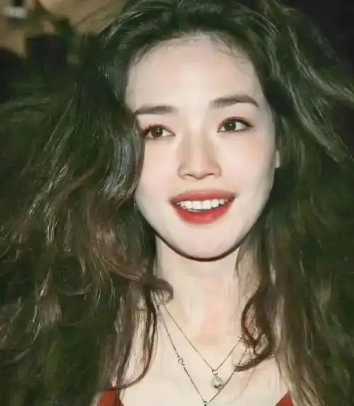 舒淇狗啃刘海撞脸郭采洁,挂脖t恤超大帽檐粉帽子,好像芭比