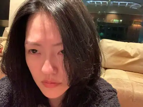 被女儿气哭小s发文感叹当妈好难,眼泛泪光表情超委屈