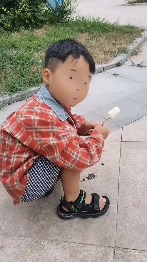 弟弟这转身吓我一跳,这表情太可怕了搞笑家庭