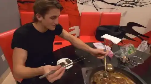 将皮蛋和棉花糖放火锅里味道怎么样老外试吃的表情真是太好笑了