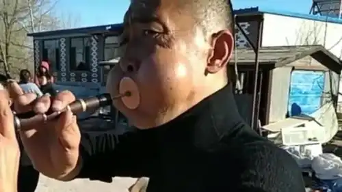 大哥吹唢呐时的搞笑操作,一看就是个高手