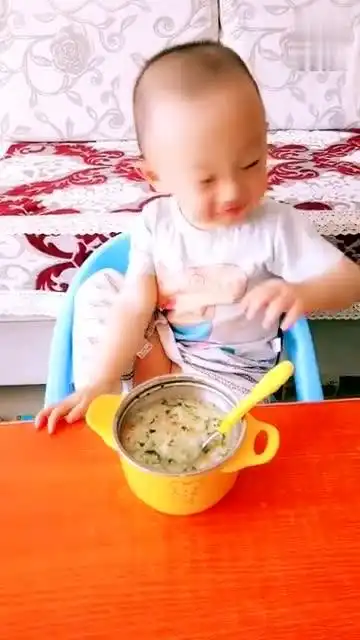 宝宝你这是什么表情啊怎么看着那么搞笑呢哈哈哈