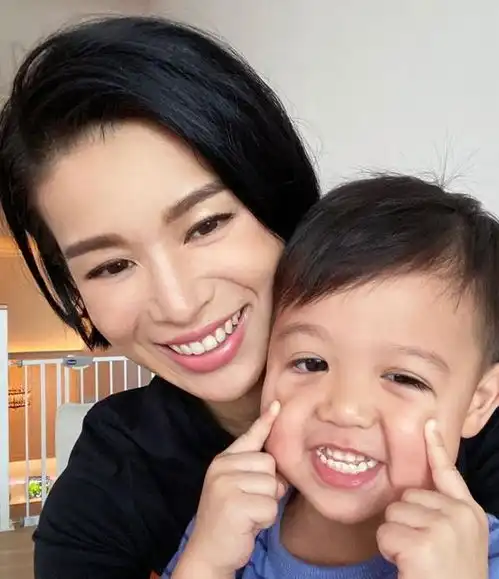 胡杏儿老公晒儿子照片,万圣节搞怪扮演角色,表情十足萌翻众人
