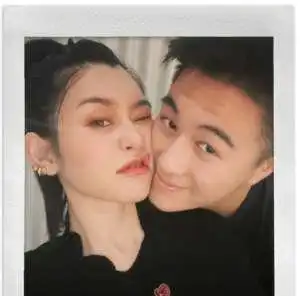 奚梦瑶庆祝33岁生日,晒与何猷君贴脸照,搞怪表情抢镜