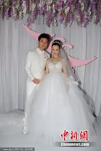 李小璐婚礼现场图曝光与贾乃亮甜蜜接吻