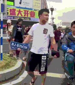 搞笑gif这浮夸的演技简直了,哈哈,明明是你推的