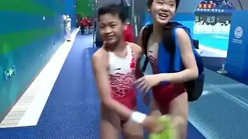 少年强则国强,全红婵夺冠后与好姐妹互相拥抱,呆萌的小表情可爱极了