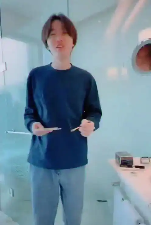 贾乃亮恶搞自己的男化妆师,吓得对方一大跳,笑露出鬼机灵表情