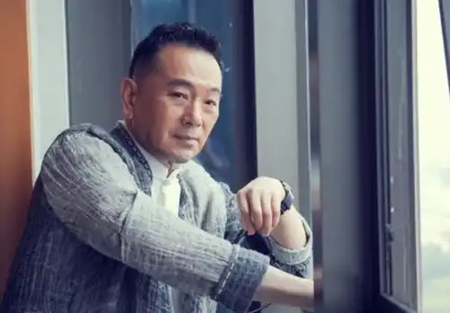 他曾苦追妻子4年,出道38年从无绯闻,如今生活幸福让人羡慕