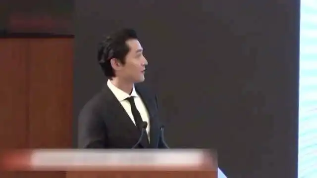 胡歌幽默化解尴尬,王俊凯出门自带杯子喝水,阿云嘎希望能一切安好