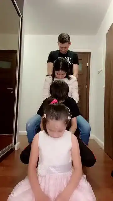 这一家人太搞笑了,表情一个比一个丰富,都是演员