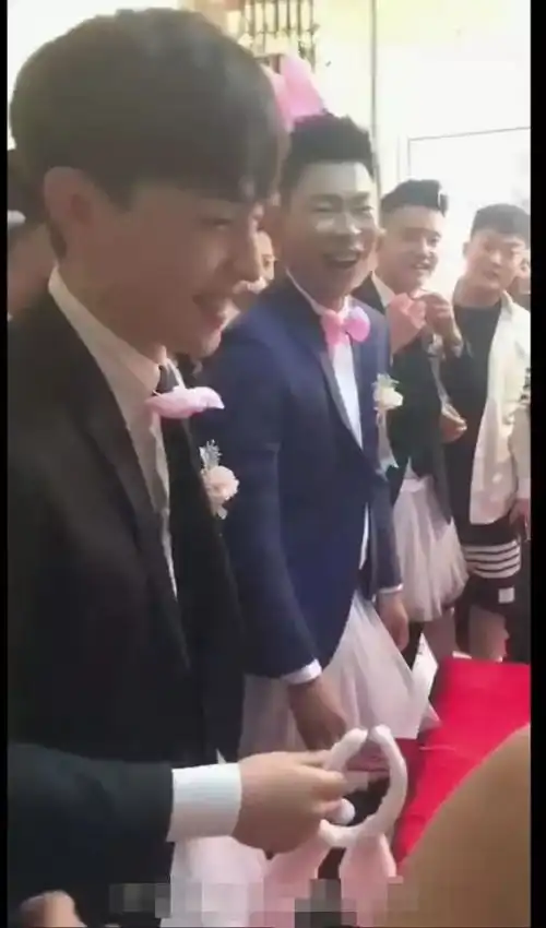 八卦邓伦又当伴郎了带墨镜穿唐装超接地气