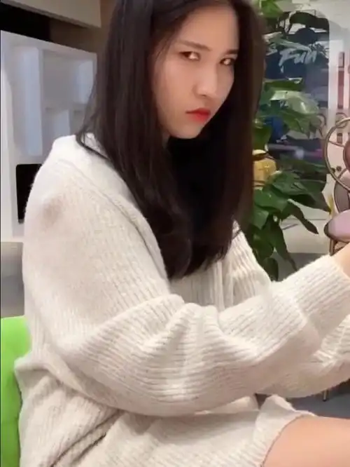 偷偷拍照忘了关闪光灯,美女的表情绝了