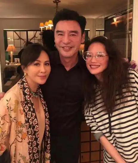 舒淇到刘嘉玲家做客,上了个厕所后,刘嘉玲直接将卫生间拆了重装