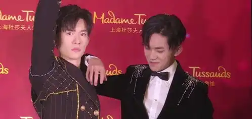 tfboys合体为蜡像揭幕三小只全程憋笑