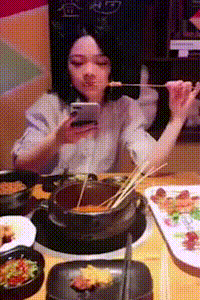 搞笑gif长得好看的不一定都是美女,有可能是男扮女装