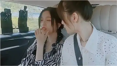 吴宣仪和姐姐一起出游,路上睡的流口水,一脸懵的表情好可爱
