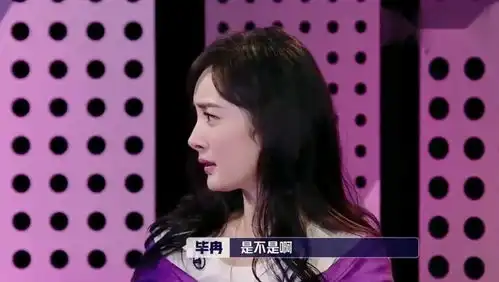 杨幂撒娇拉毕冉比心,毕冉一脸无奈开启屏蔽模式